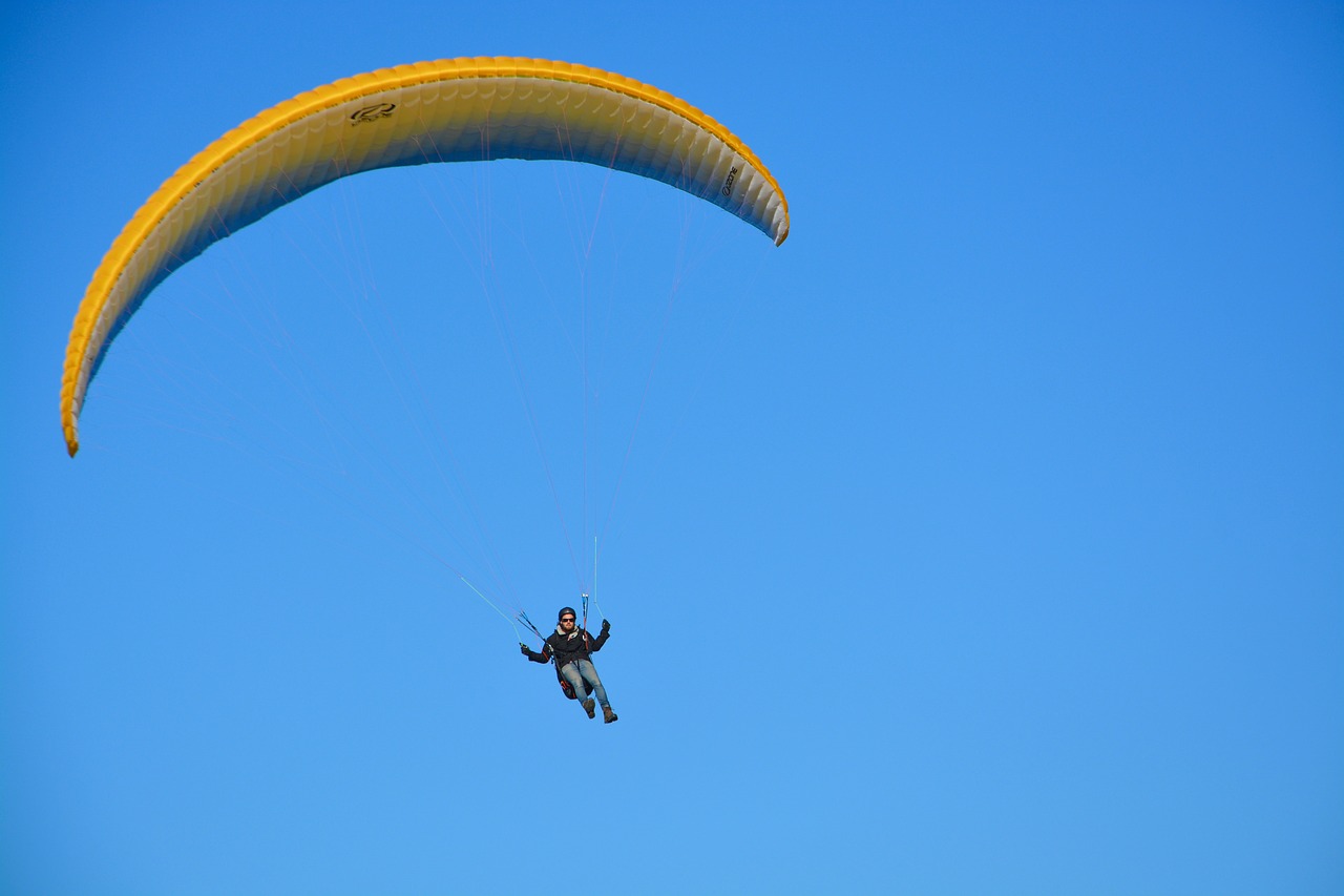 Imagen de archivo de una persona practicando parapente.