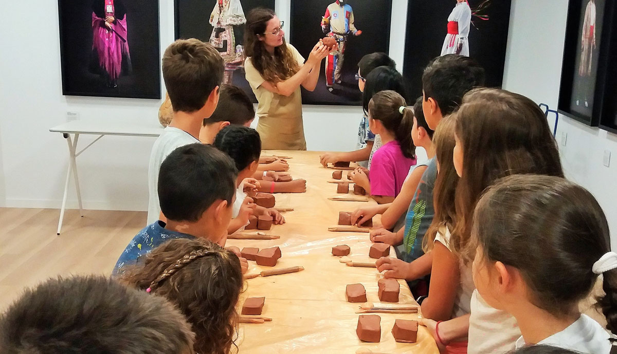 Taller de cerámica impartido dentro del proyecto Pequeños Arqueólogos.