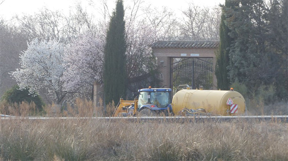 Fotografía del tractor con la cuba de agua tomada por Ecologistas.