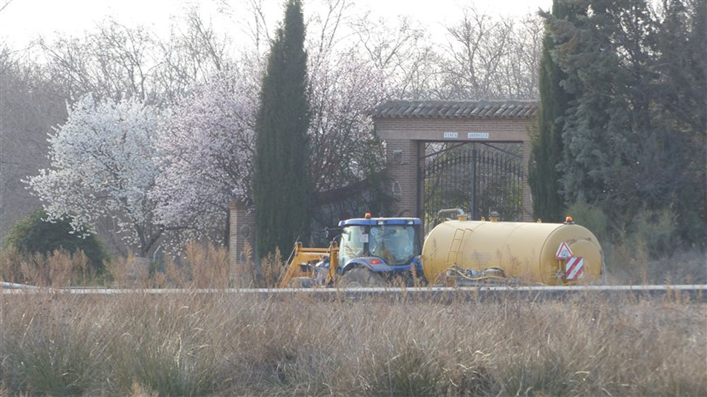 Fotografía del tractor con la cuba de agua tomada por Ecologistas.