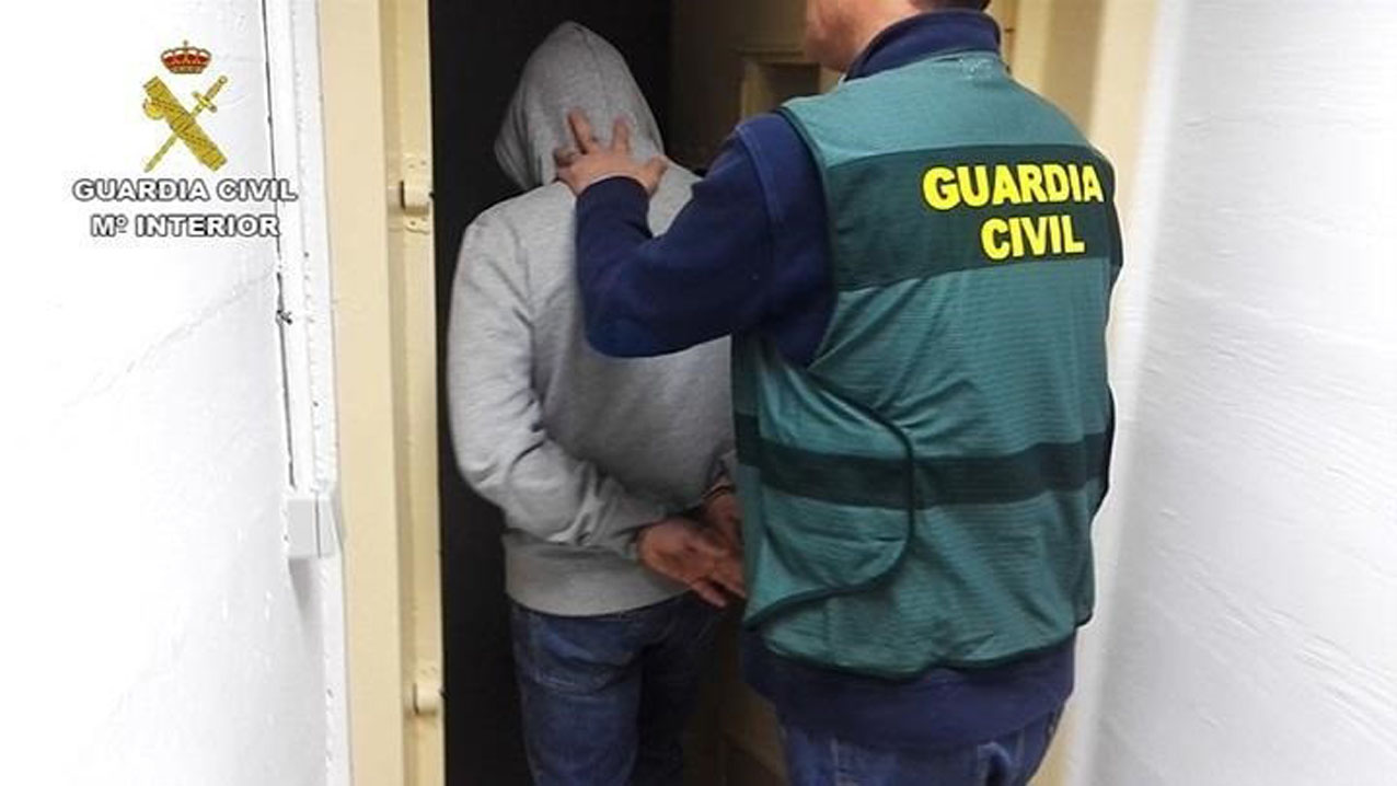 Uno de los detenidos en la operación.