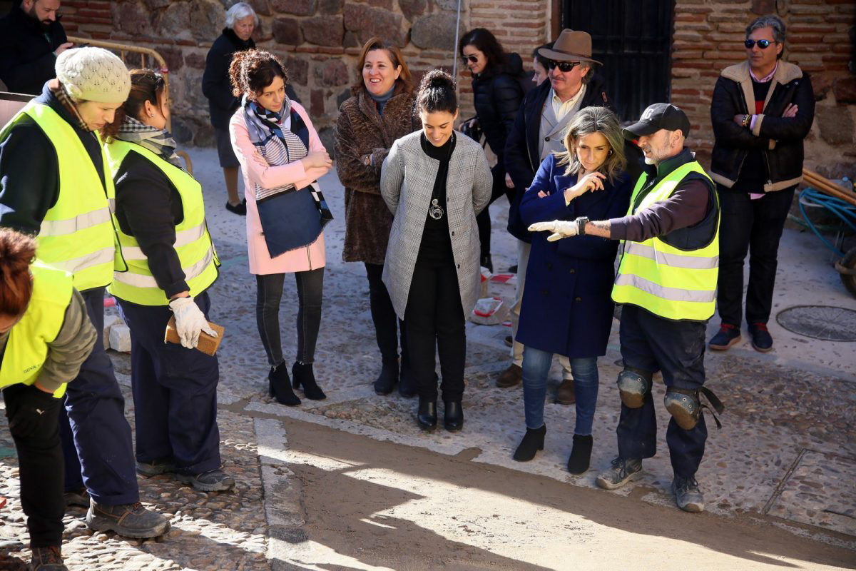 Tolón en su visita a la Plaza de la Virgen de la Estrella y el entorno de la Puerta de Alfonso VI.