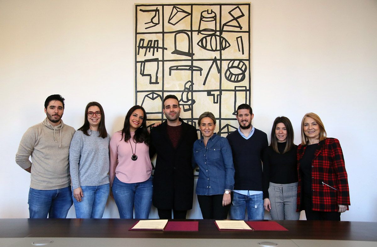 Milagros Tolón junto a miembros de la asociación Apolo Toledo.