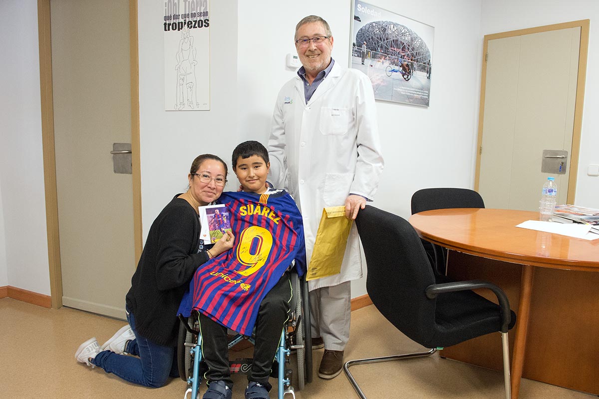 Miguel Ángel Collado,con su camiseta firmada por Luis Suárez y la foto firmada por Iniesta
