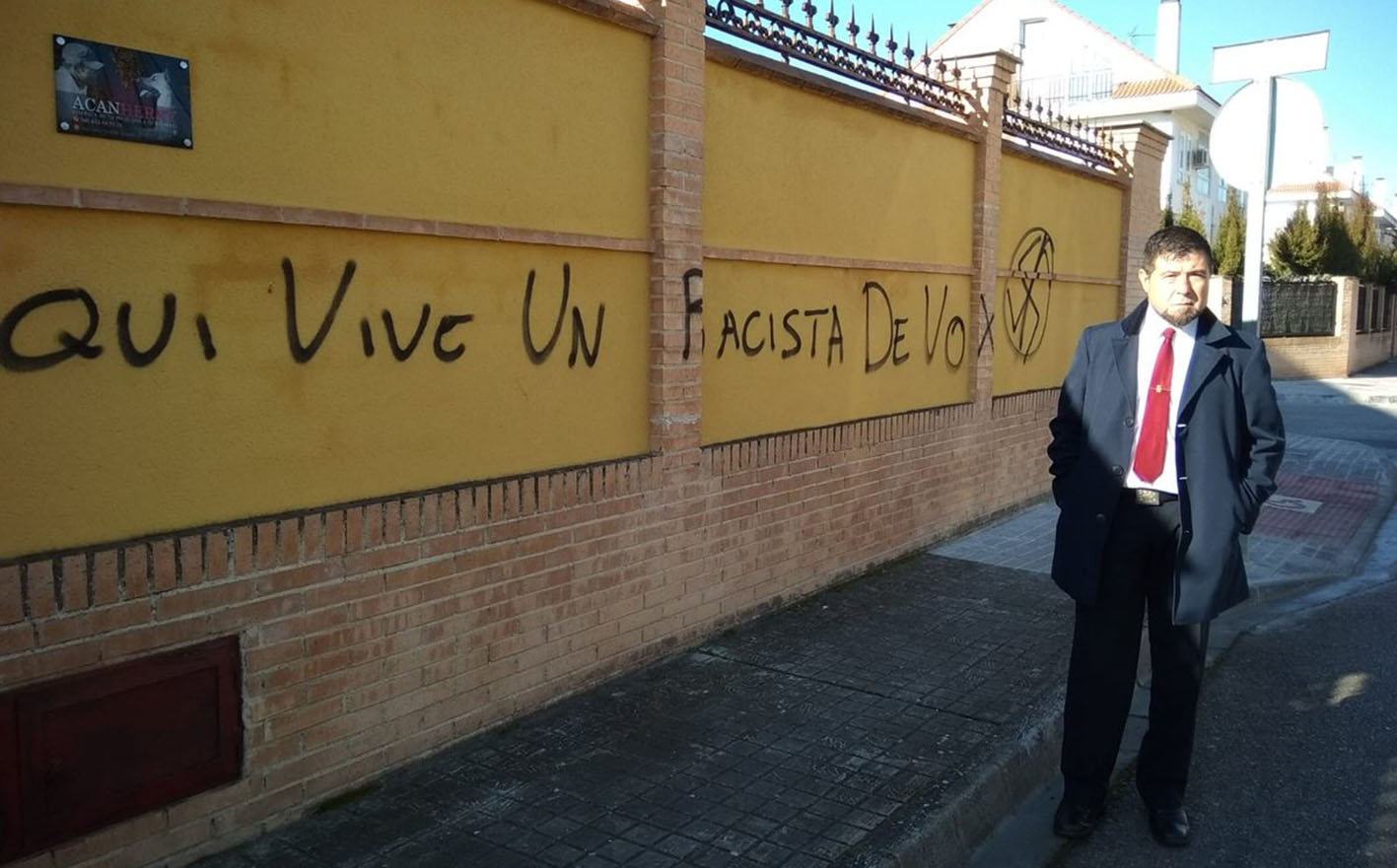 Pedro Miguel López-Ibarra, delante de la fachada de su casa con la pintada