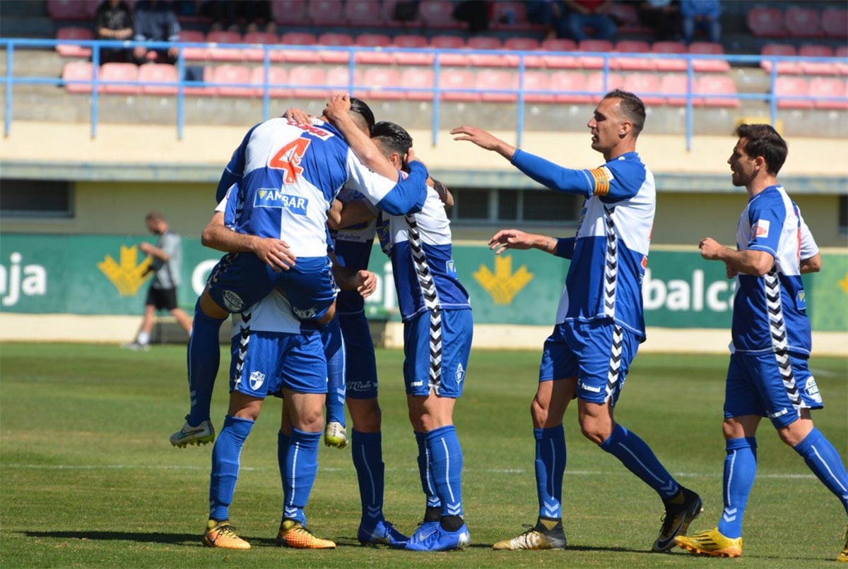 El CD Ebro, celebrando su gol contra la UB Conquense