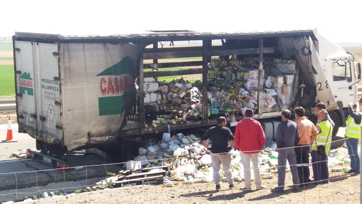 Imagen del camión incendiado en Tembleque (Toledo). Foto: @CMM_noticias.