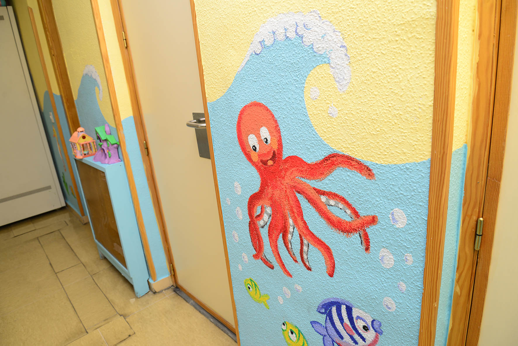 hospital de toledo Dibujos en los pasillos de las habitaciones infantiles.