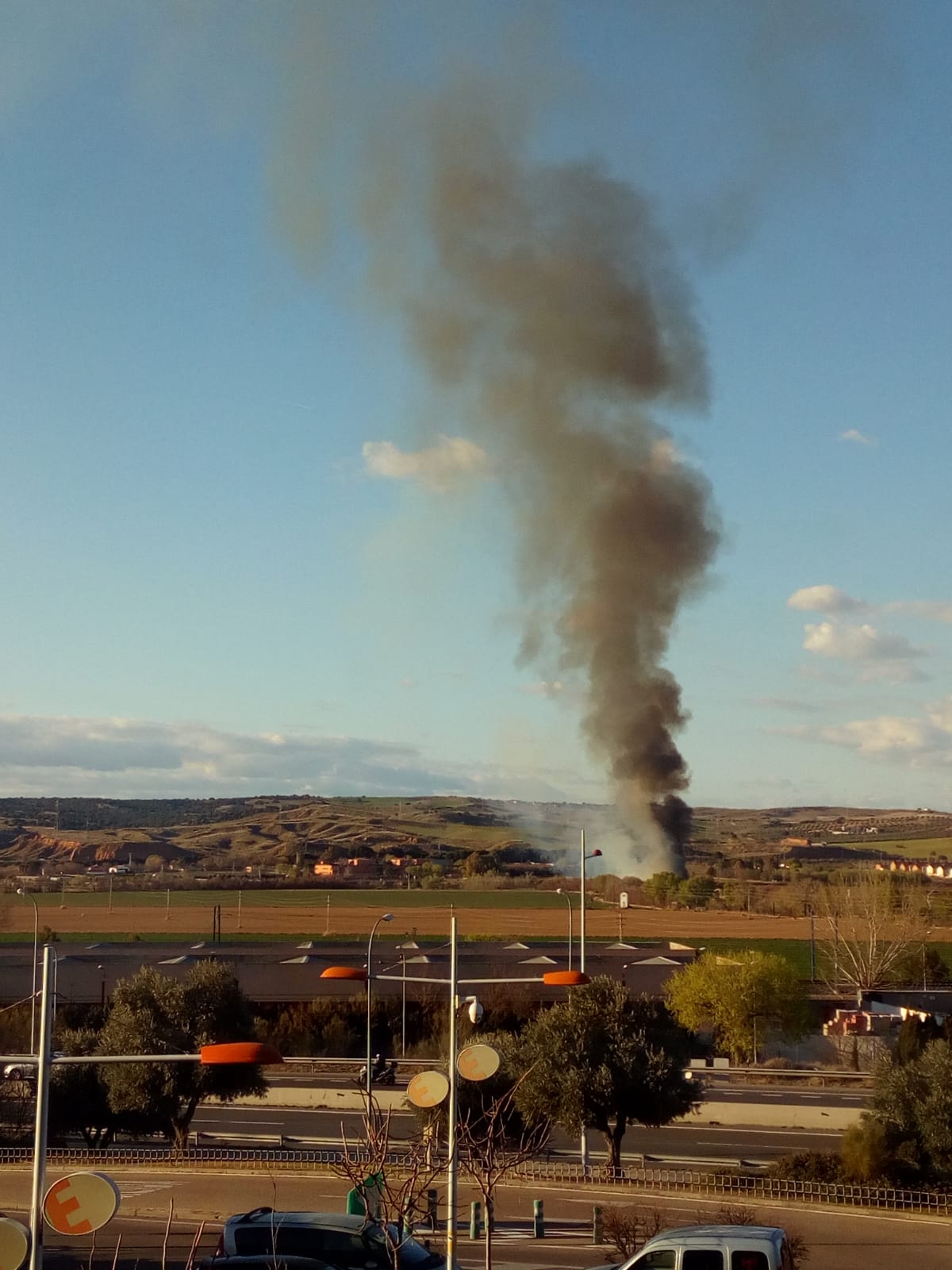 La columna de humo vista desde el Centro Comercial Luz del Tajo.