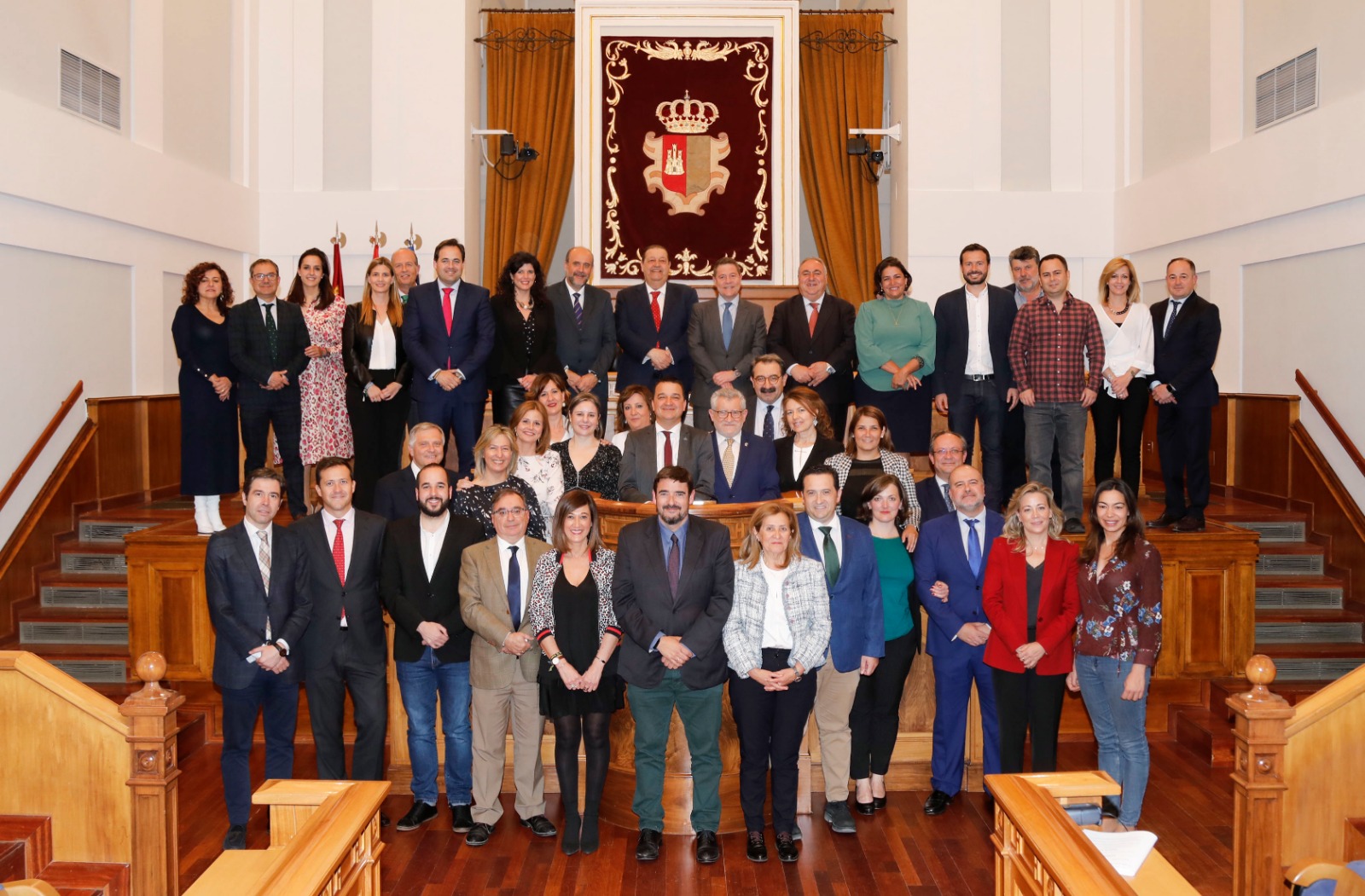 Fernando Mora Foto de familia de diputados y Gobierno regional en las Cortes de Castilla-La Mancha.