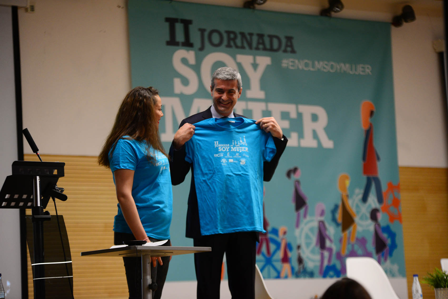 Álvaro Gutiérrez, con la camiseta conmemorativa de la II Jornada "Soy Mujer".