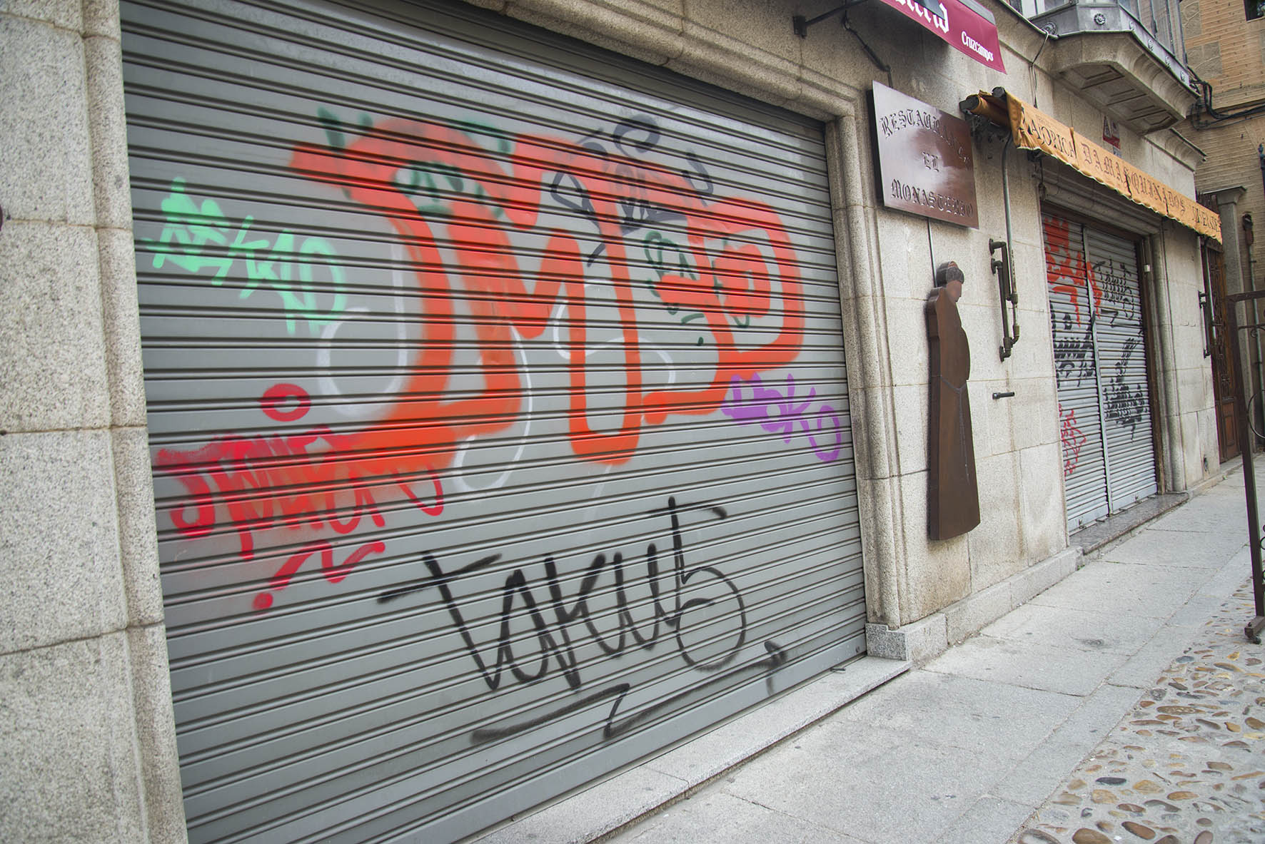 Grafitis en la calle Reyes Católicos de Toledo.