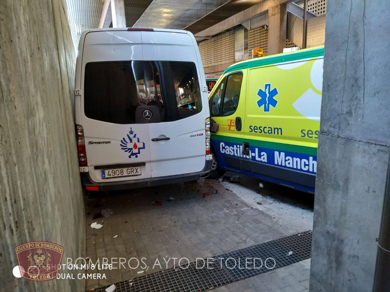 En esta imagen de los Bomberos de Toledo vemos, a la derecha, la ambulancia que atropelló a las dos mujeres en Urgencias del hospital de Toledo.
