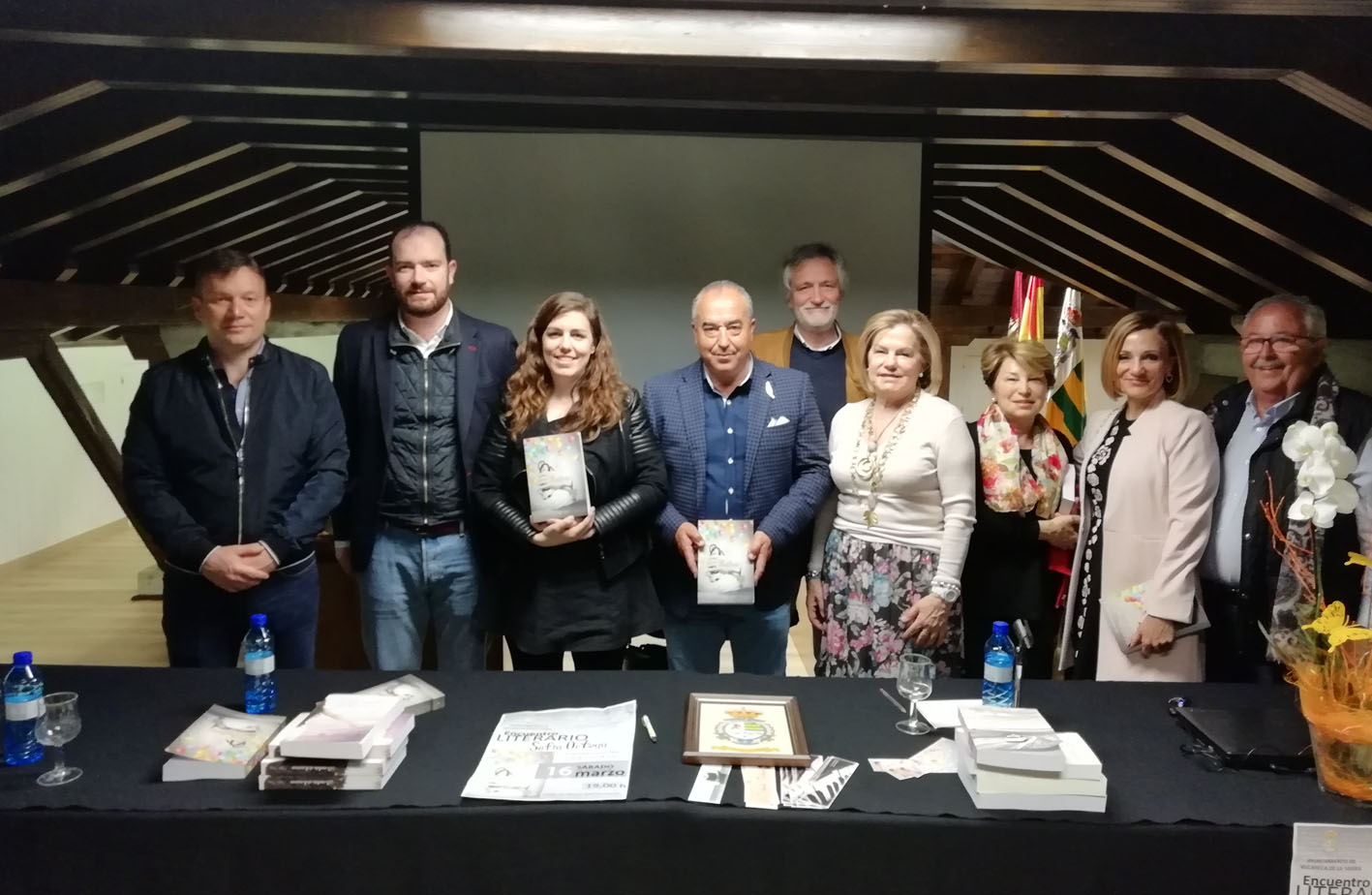 Sofía Ortega, junto al alcalde de Villaseca, Jesús Hijosa, y familiares de la autora de Bastian.