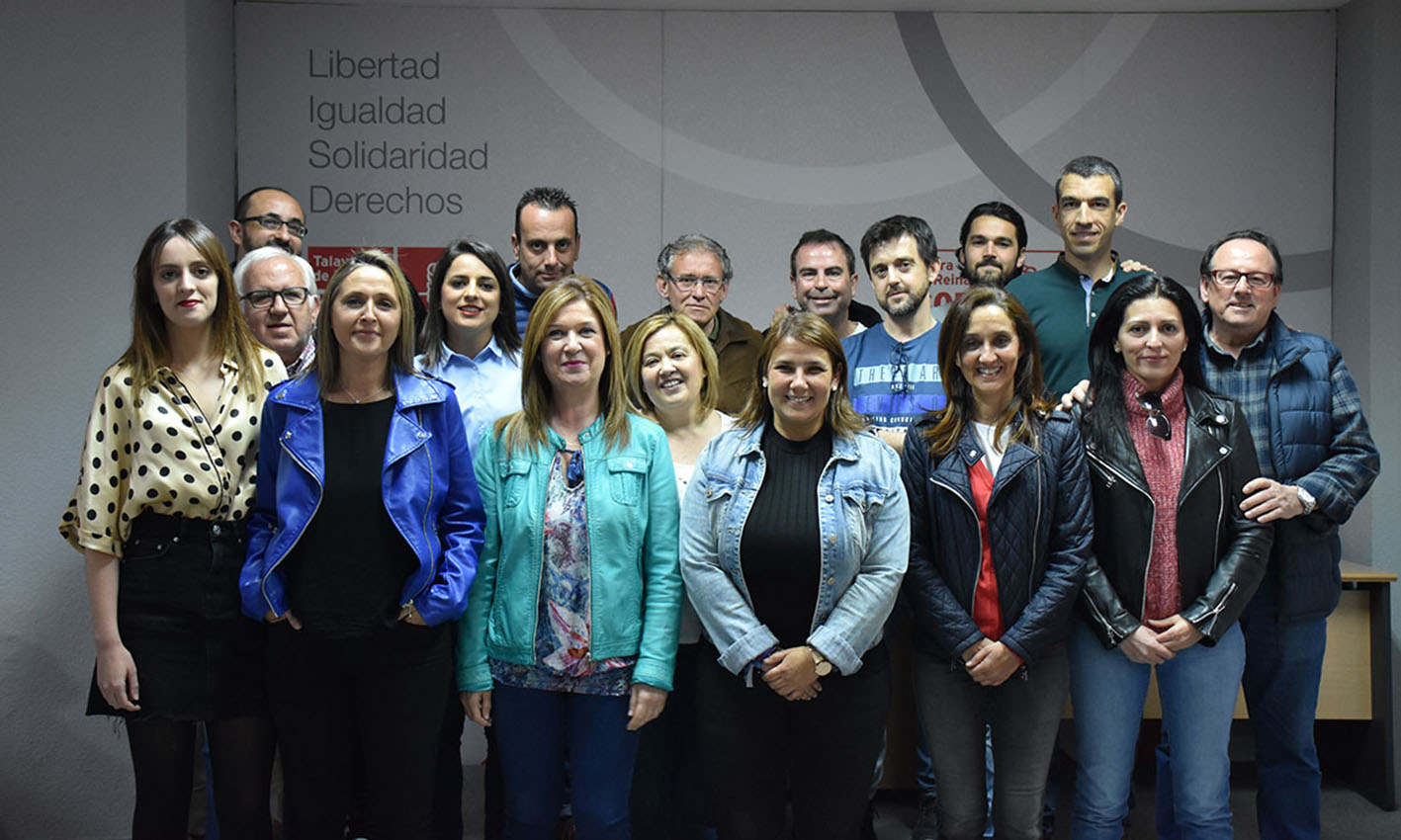 Tita García Élez, junto a casi todos los componentes de su candidatura para las elecciones municipales de mayo.