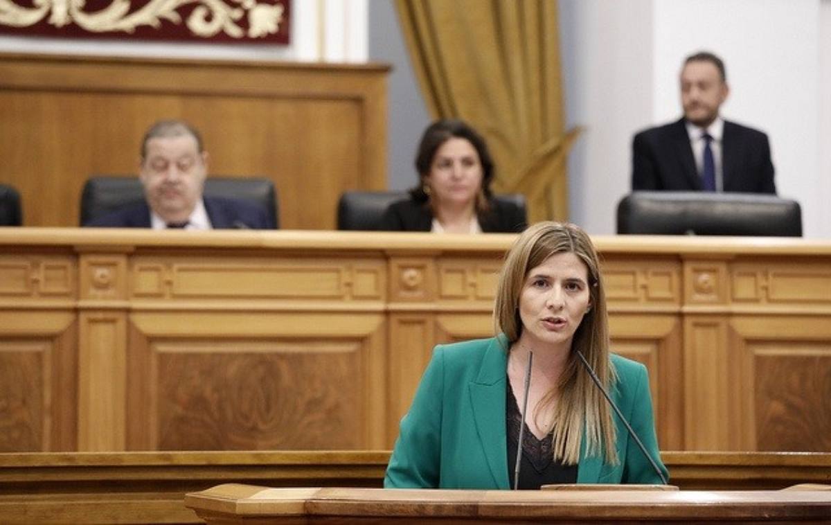 Carolina Agudo durante el Pleno de las Cortes de CLM.