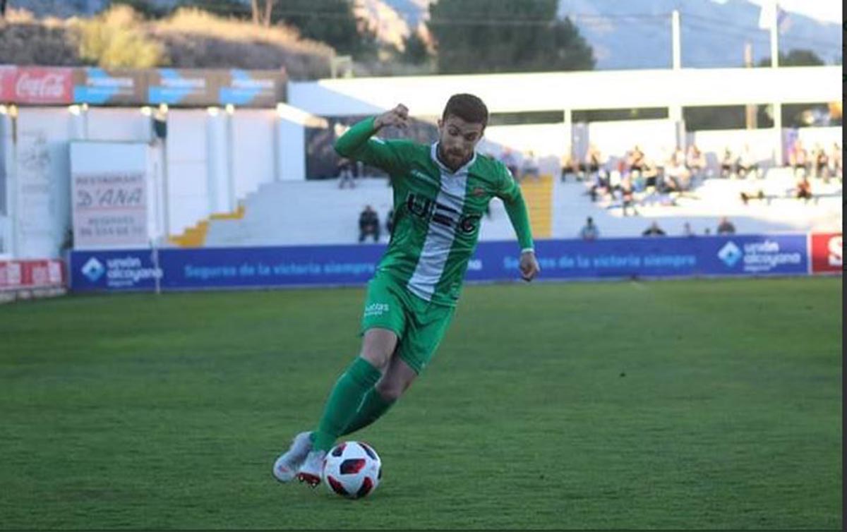 Un jugador de la UE Cornellá en el partido contra la UB Conquense