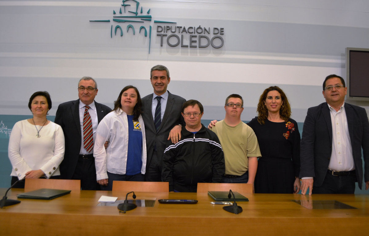 Firma del convenio para la cesión de los pisos de la Diputación de Toledo.