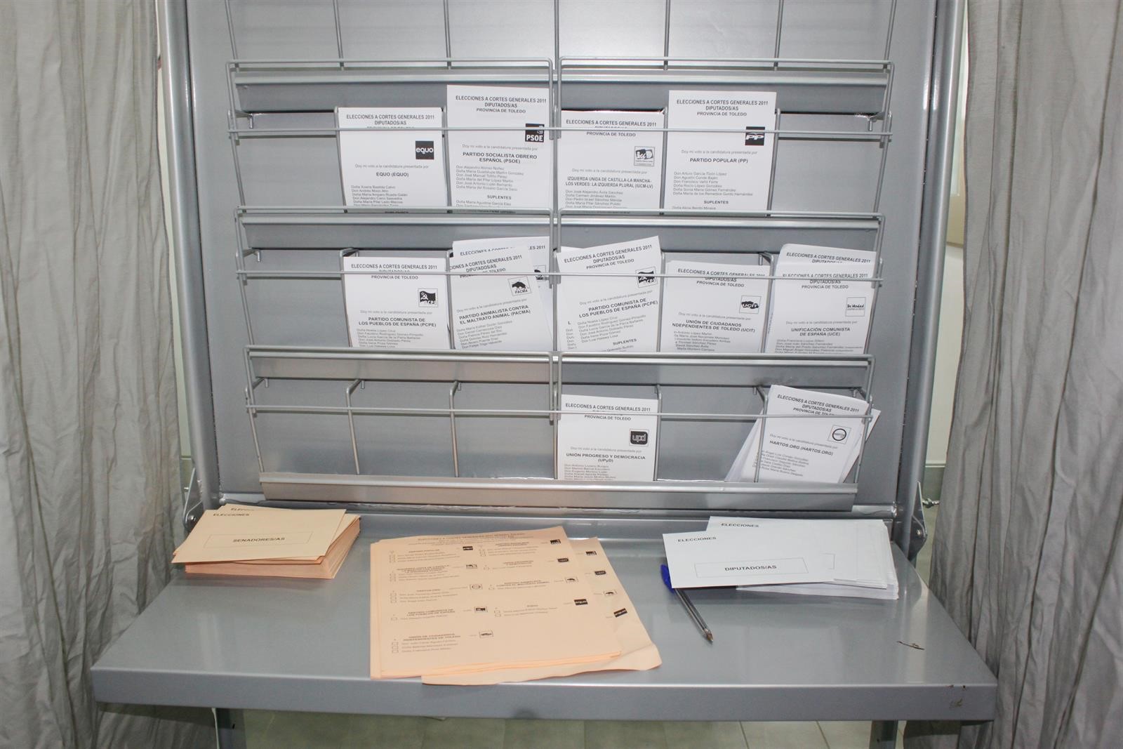 28 de abril Foto de archivo de una cabina electoral.