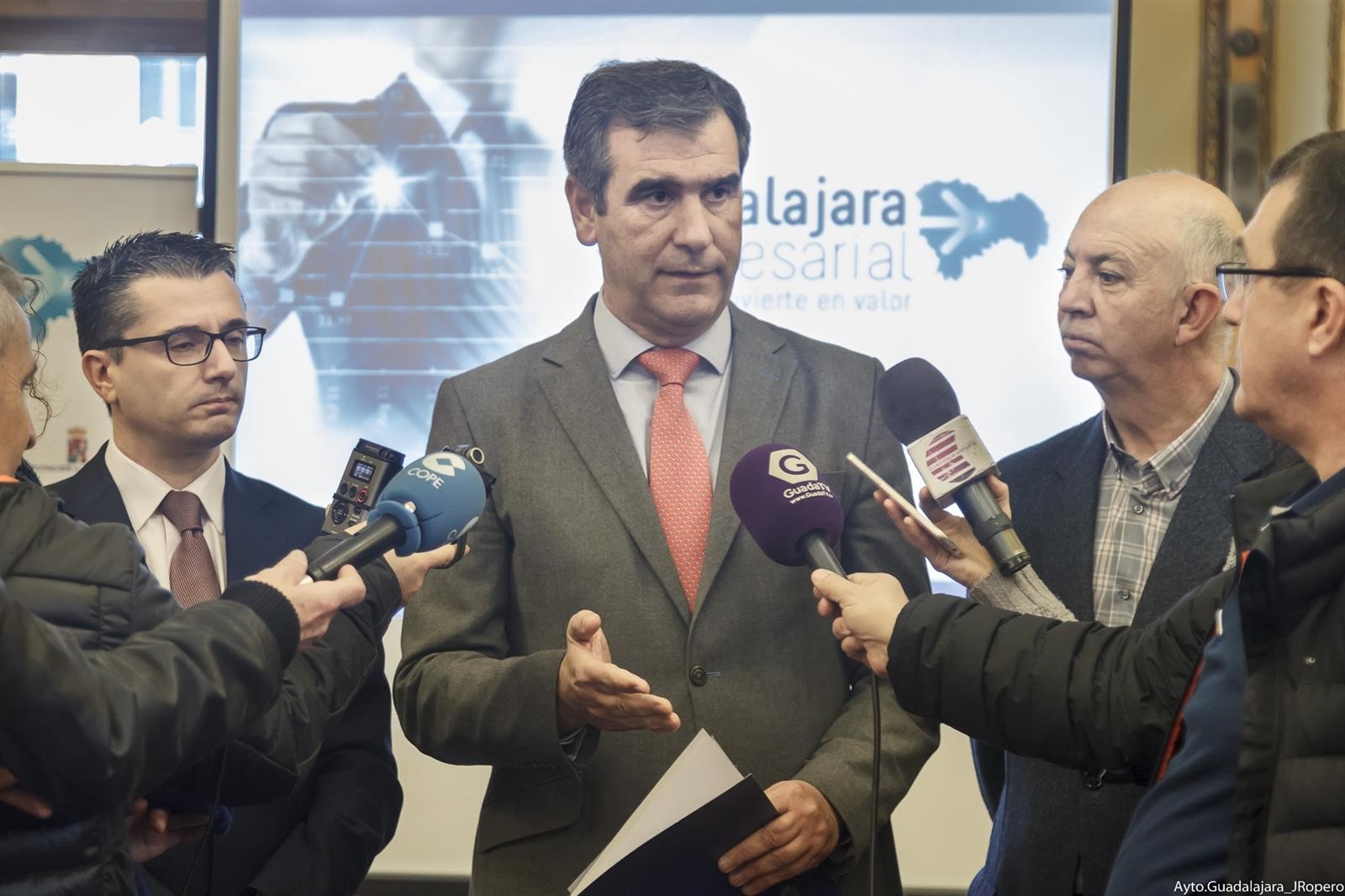 senado Antonio Román atendiendo a los medios de comunicación.