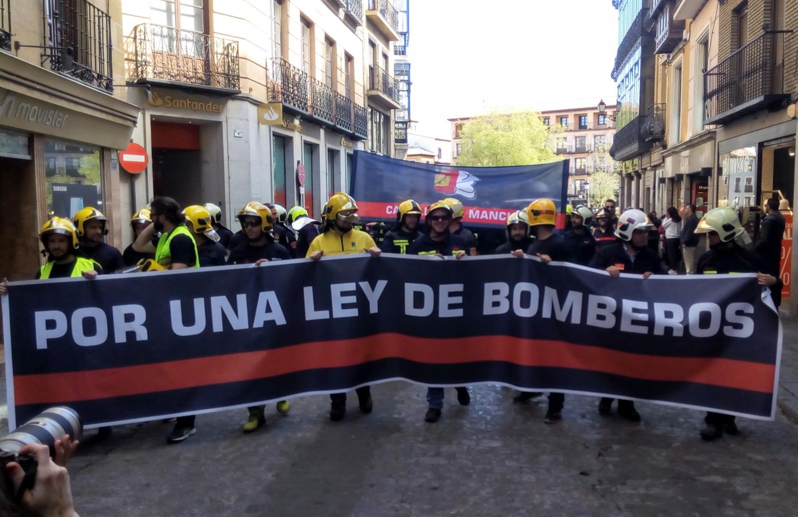 Bomberos manifestándose en Toledo.
