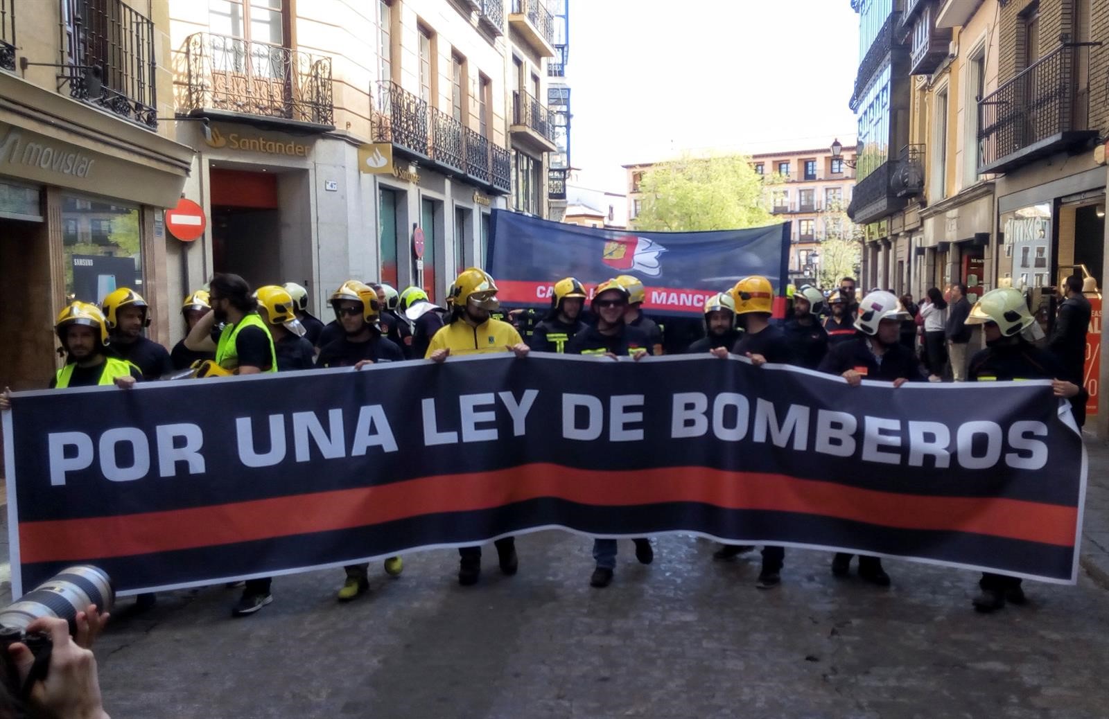 Bomberos manifestándose en Toledo.