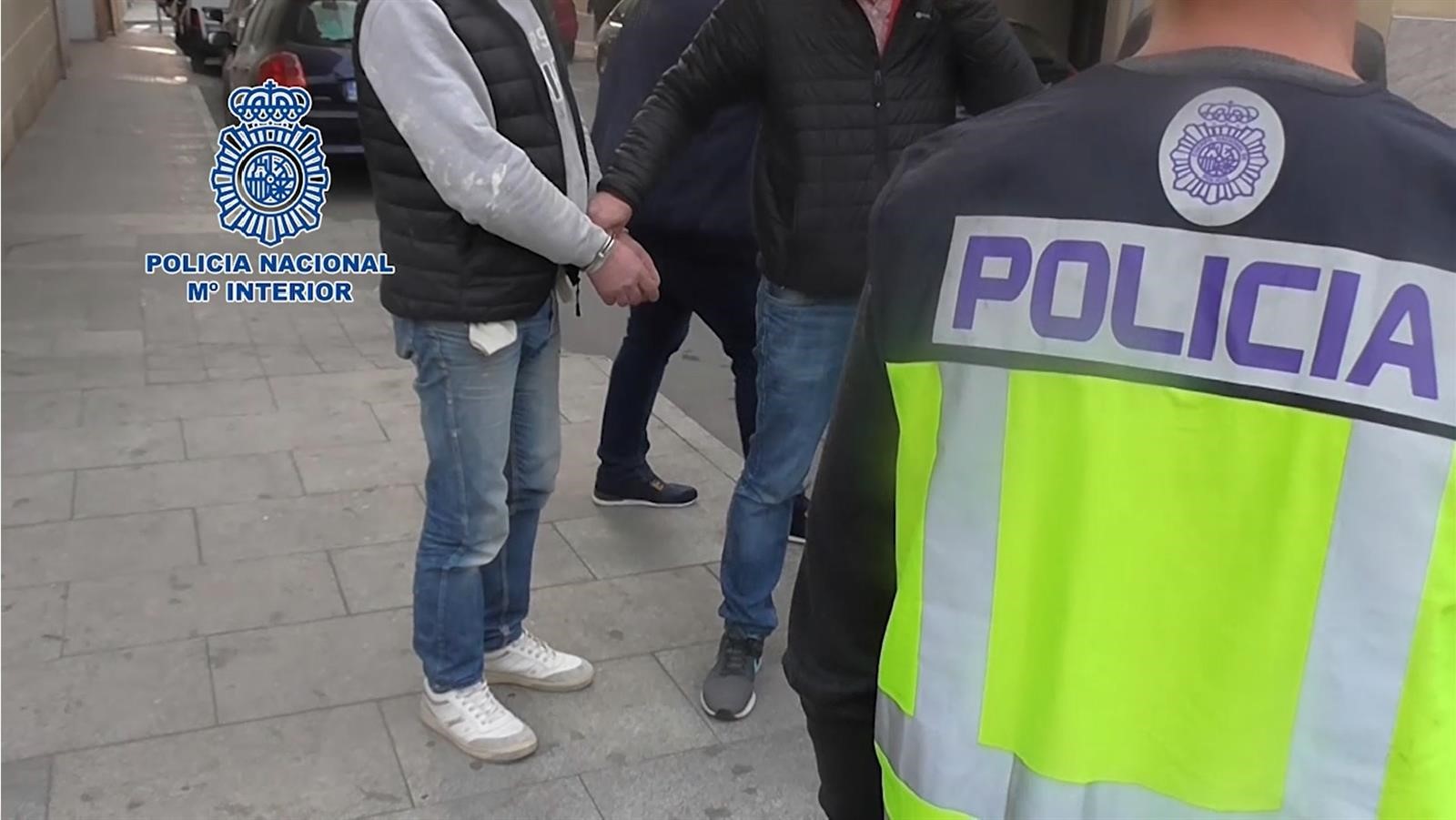 Momento en que los agentes de la Policía Nacional proceden a arrestar a alguno de lo presuntos autores.