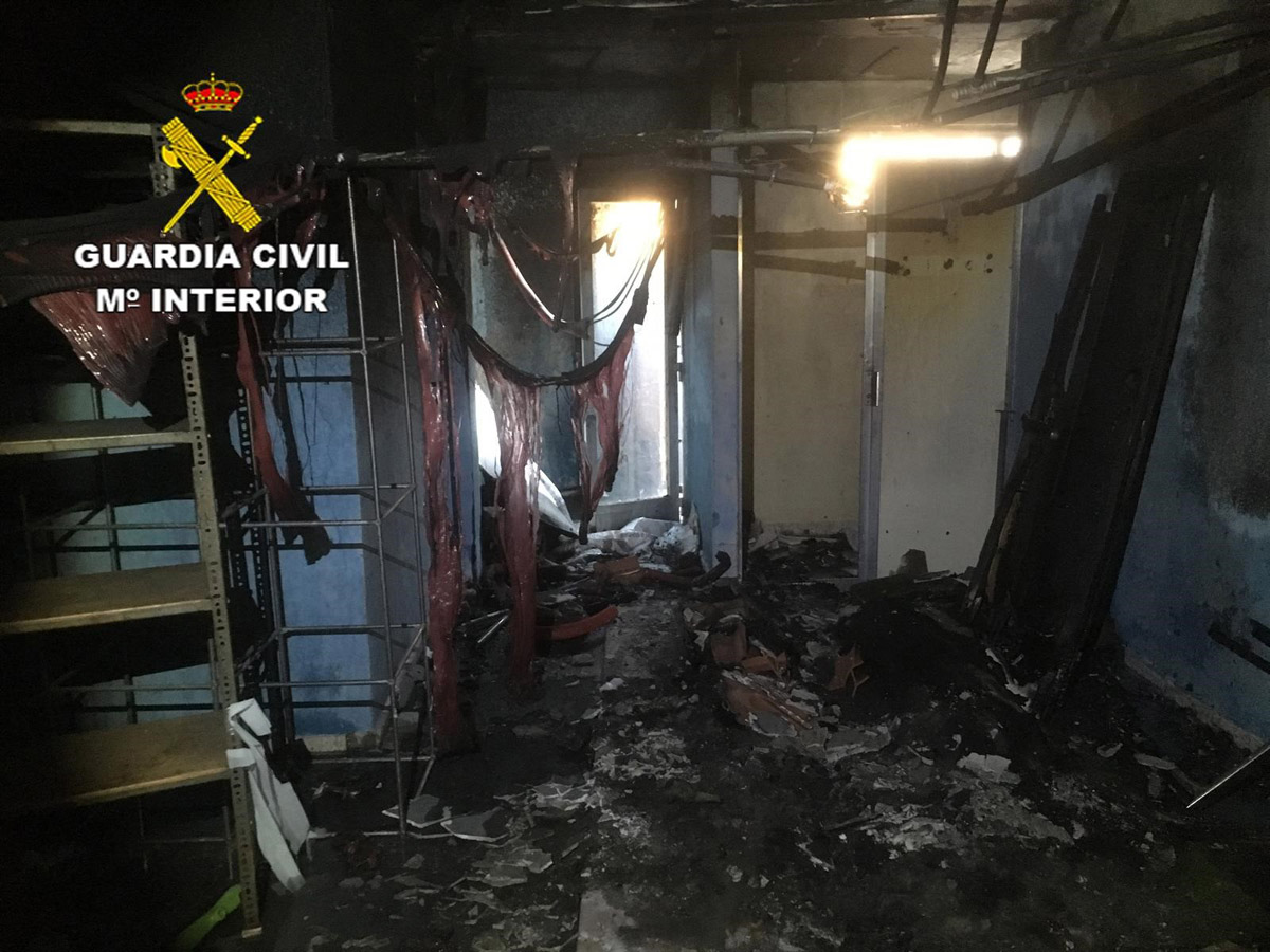 Incendio en el club social de la urbanización de Sotolargo de la localidad de Valdeaveruelo