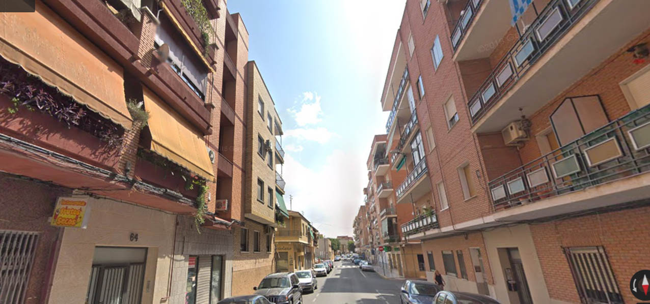 Avenida de la Estación, en Torrijos, en uno de cuyos edificios se ha originado el incendio.