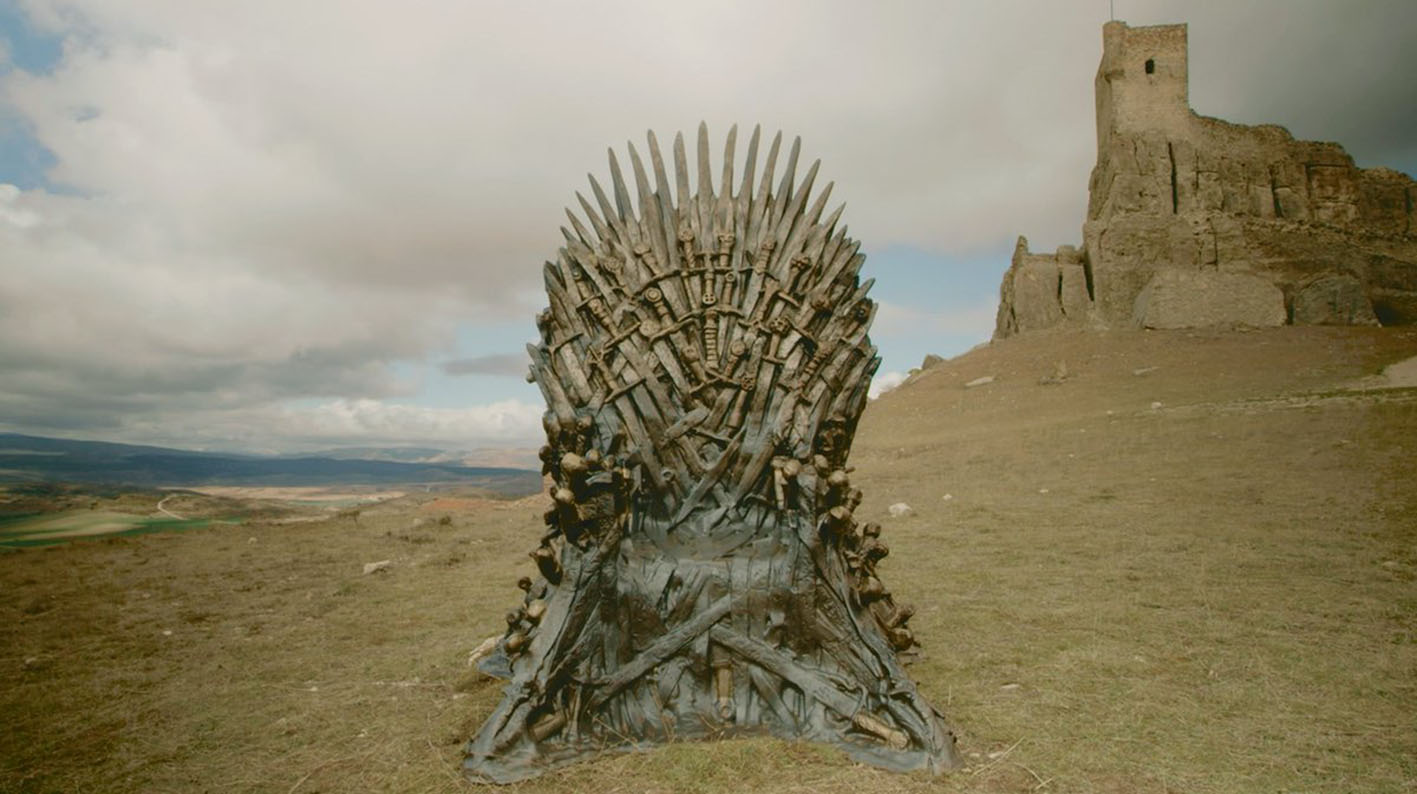 El trono y al fondo, el castillo de Atienza, en la provincia de Guadalajara.