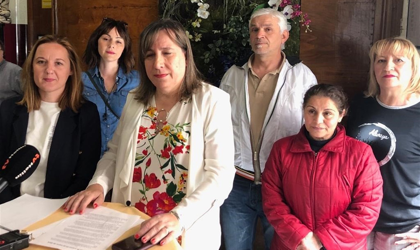 María Jesús López, segunda por la izquierda, ha tachado a Cs de misóginos "porque no quieren que en Hellín una mujer sea la alcaldesa".