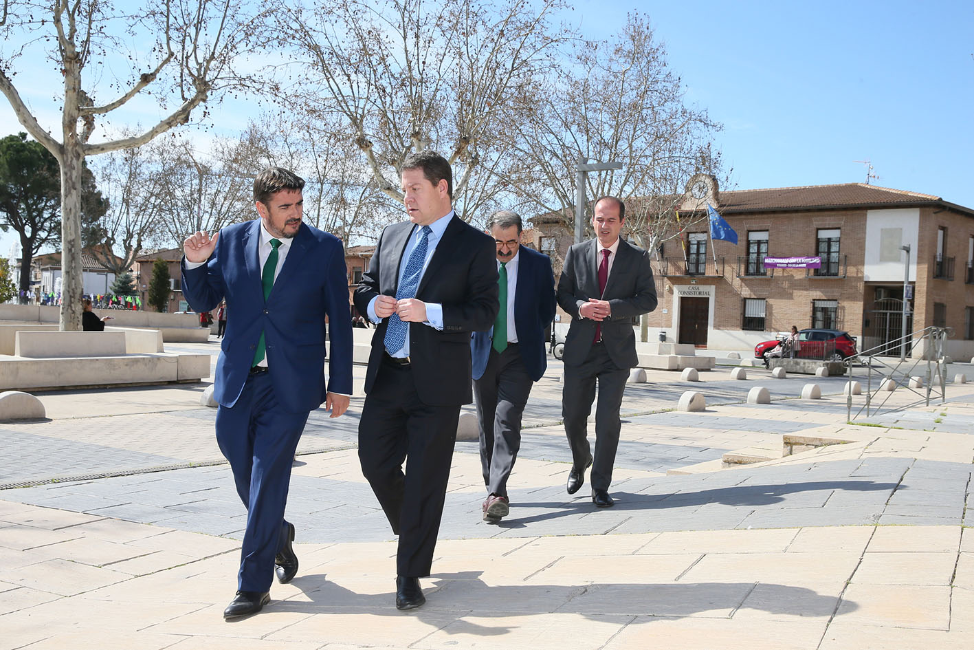 En primer plano, Rafa Esteban y Emiliano García-Page, alcalde de Marchamalo y presidente de Castilla-La Mancha.