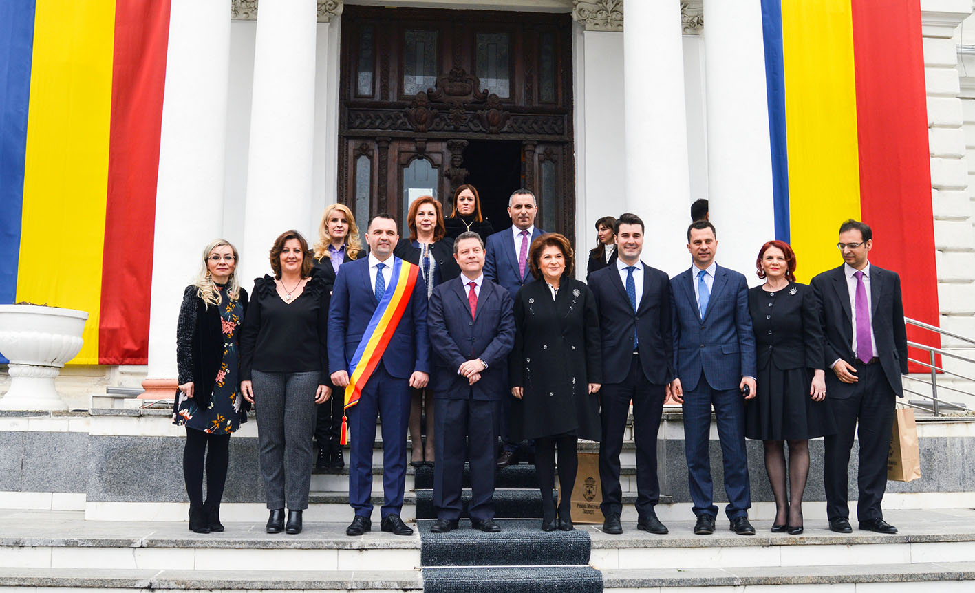 Page, durante su visita a Rumanía, junto a la ministra rumana de Fondos Europeos, Rovana Plumb.