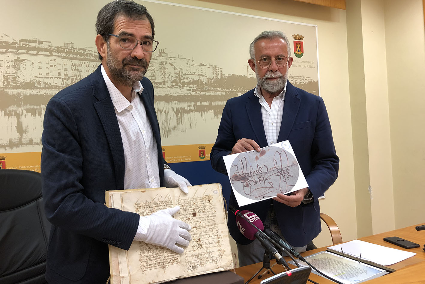 Rafael Gómez, archivero municipal, con el documento histórico; y Jaime Ramos, alcalde de Talavera, con la firma de Fernando de Rojas.