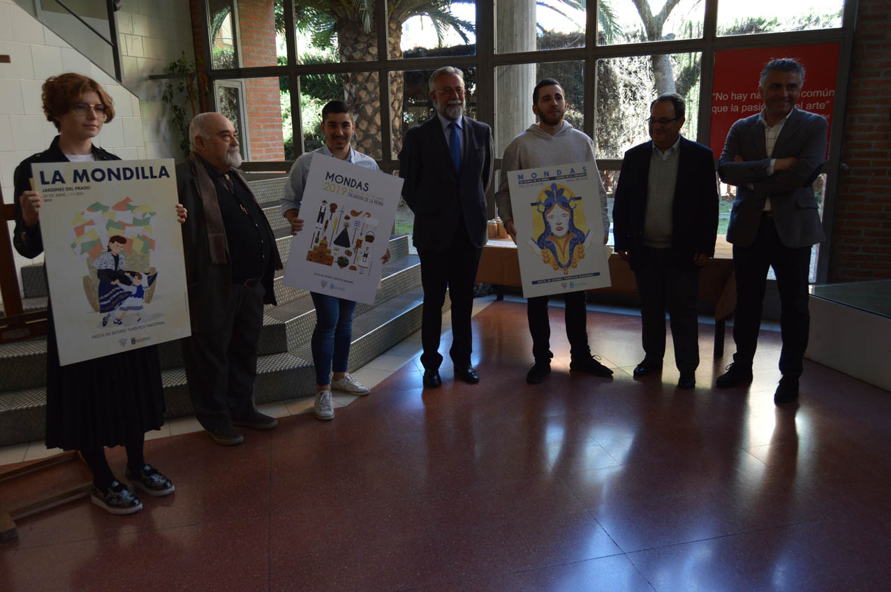 Tajo Jaime Ramos con los ganadores del concurso de carteles de Las Mondas: Raúl Lagartera, Diego Alonso y Laura Salas