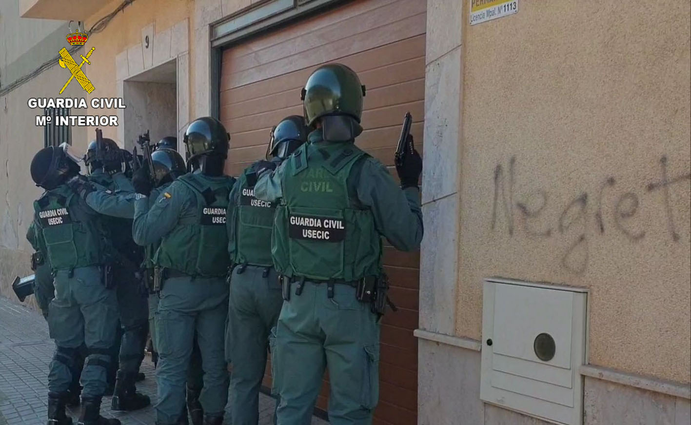 La Guardia Civil, en el momento de entrar en una de las viviendas donde ocultaban el material robado.