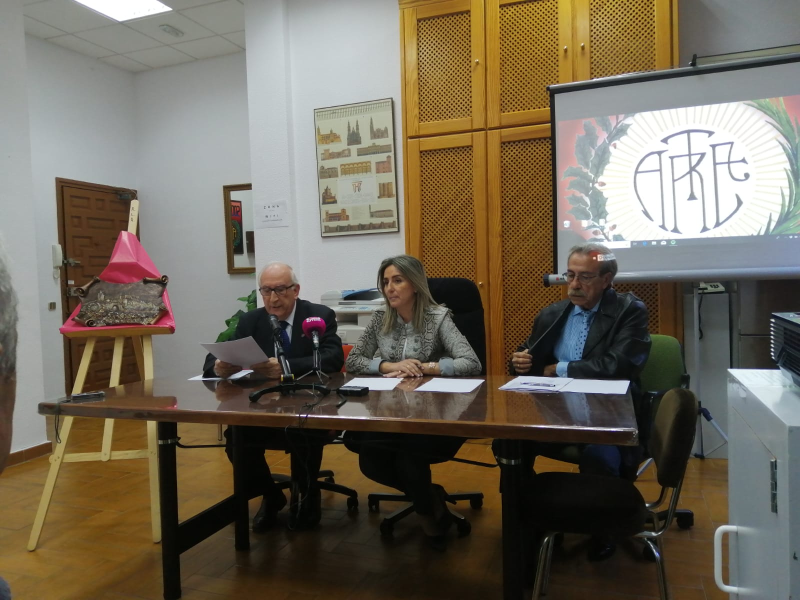 Milagros Tolón ha acompañado a los miembros de Sociedad Arte y los ha ofrecido un espacio en el centro cultural Cisneros.