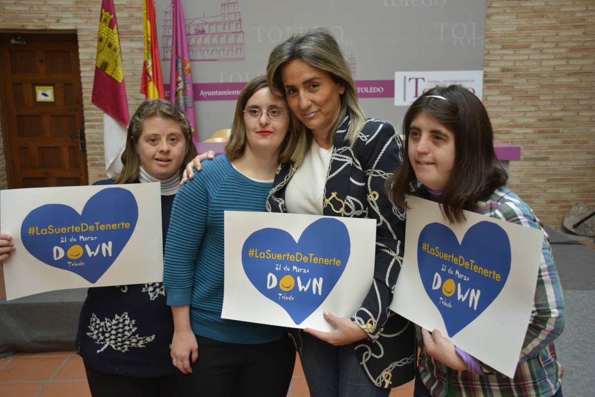 Milagros Tolón con miembros de Down Toledo.