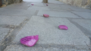 Con un reguero de piedras con nombres de víctimas del Franquismo amaneció ayer el Puente de San Martín, en Toledo.