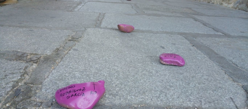 Con un reguero de piedras con nombres de víctimas del Franquismo amaneció ayer el Puente de San Martín, en Toledo.