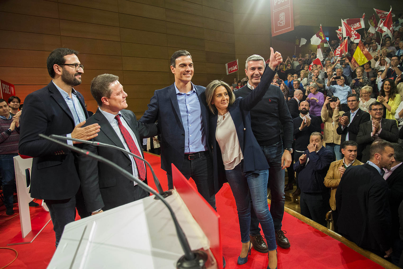 Sergio Gutiérrez, Emiliano García-Page, Pedro Sánchez, Milagros Tolón y Álvaro Gutiérrez saludan a las 1.000 personas que se han dado cita en Toledo.