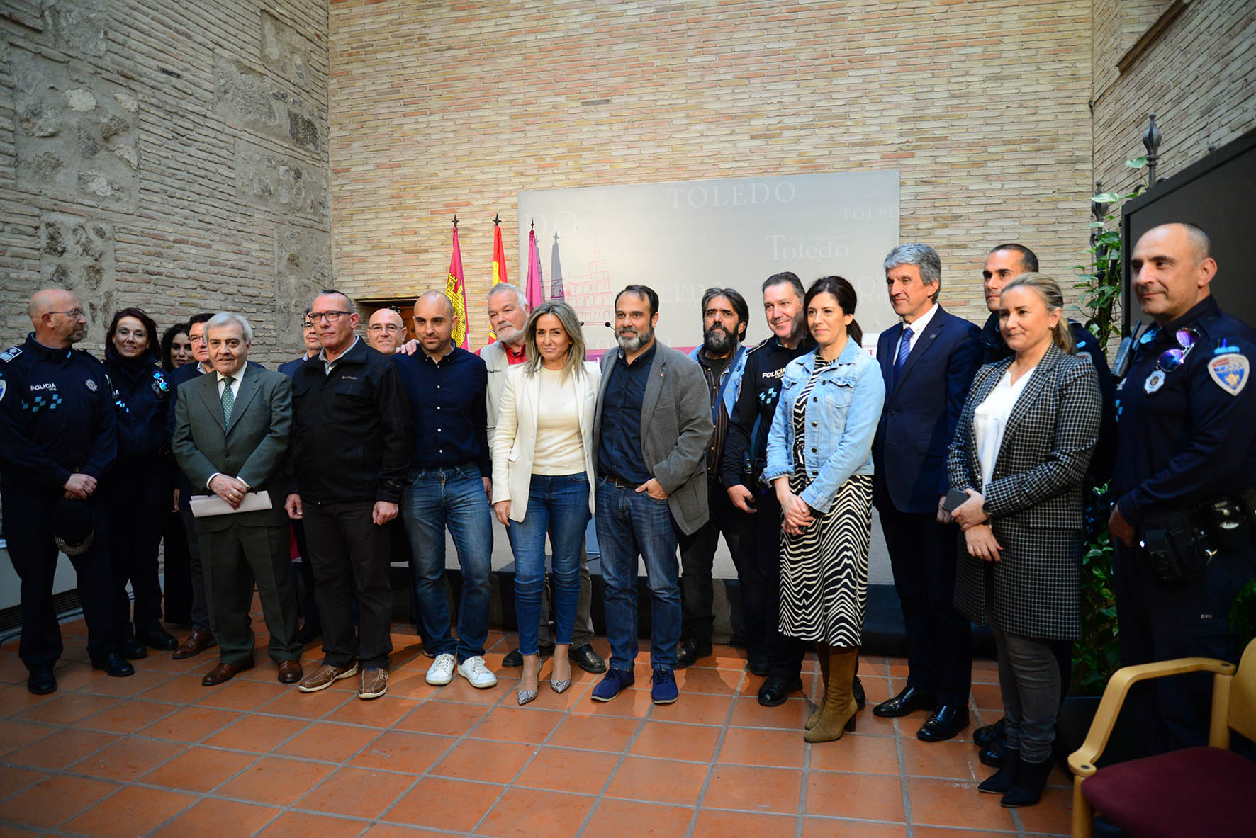 Tolón, Morcillo, algunos concejales y agentes de la Policía Local, durante la firma del acuerdo.