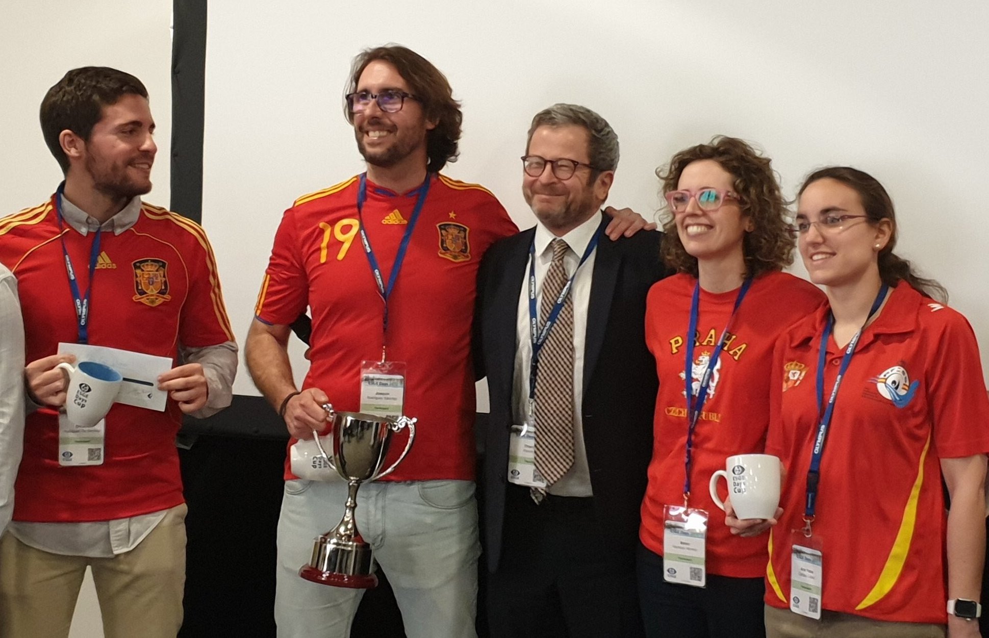 campeón de europa El equipo español celebrando el título obtenido en Praga.