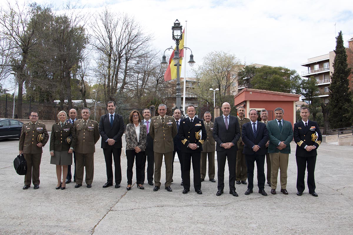 Foto de familia tras el convenio entre Fedeto y el Ministerio del Ejército para facilitar la transición laboral de los militaresares