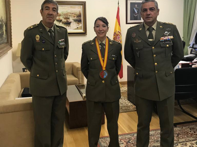 Isabel Fernández con el coronel Javier Gallegos (a su izquierda)