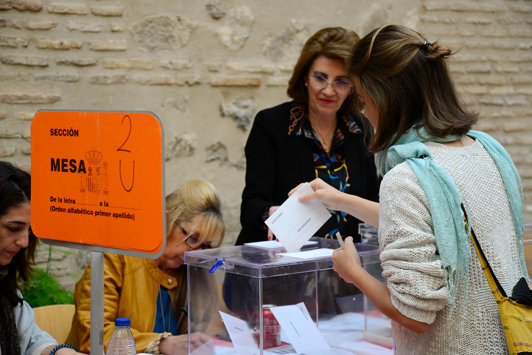 participación Una votante ejerce su derecho a voto en Toledo.