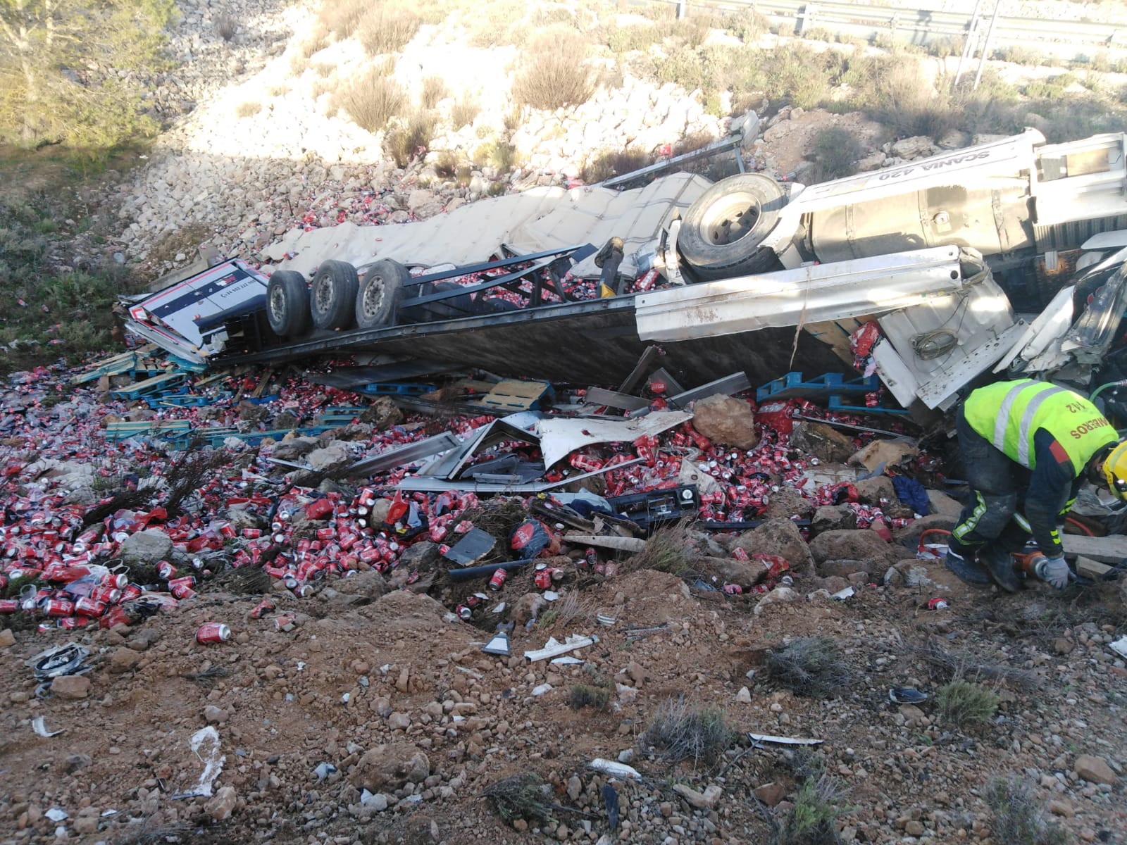 El camión accidentado en la A-3 en Huete.