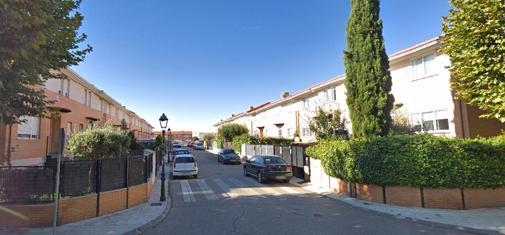 Calle Isaac Albéniz de Alovera, donde se produjo la fatal caída.