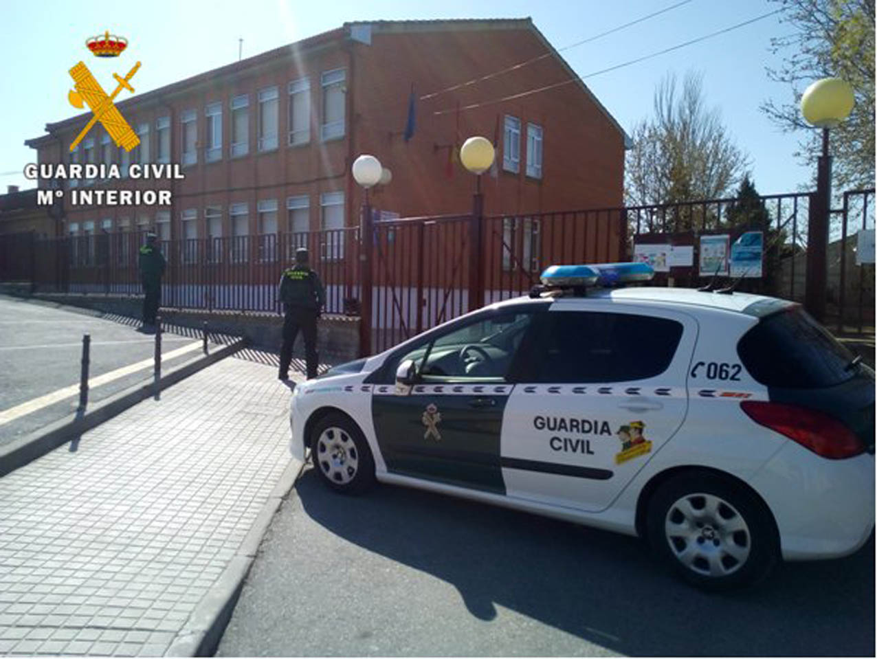 Agentes de la Guardia Civil frente a un colegio de Argés.