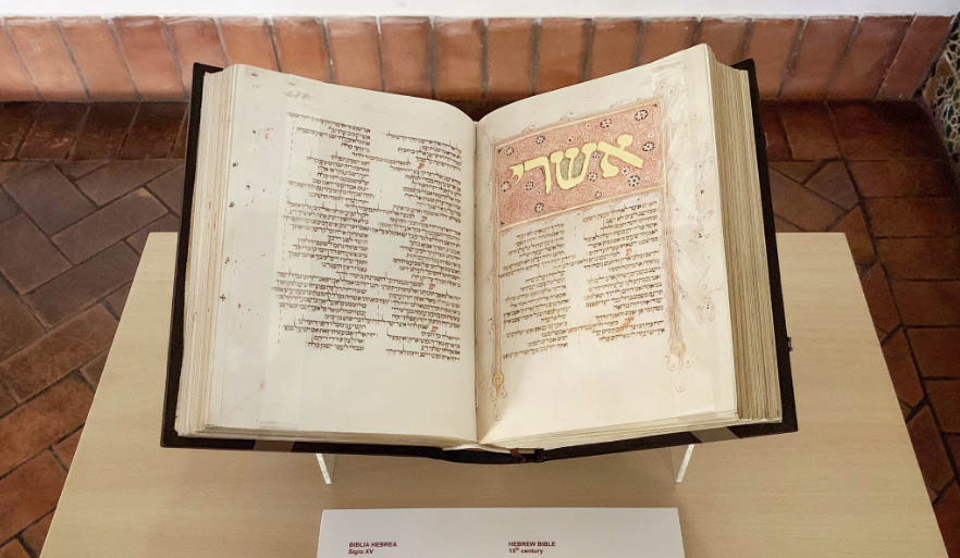 Facsímil de una biblia hebrea del siglo XV.